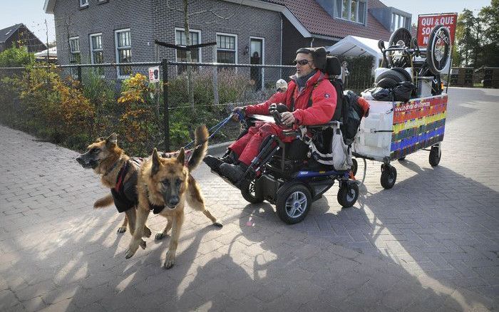 De gehandicapte activist Alain Cocq uit Frankrijk verliet dinsdag het erf van zorgboerderij De Veenhoeve in Ederveen, waar hij onderdak voor de nacht had gevonden. Ederveen was een van de vele tussenstops voor de Fransman, die met rolstoel en begeleidings