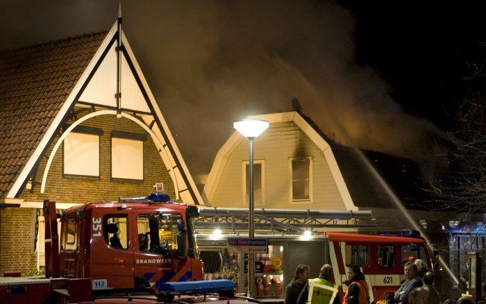 Een grote uitslaande brand heeft in de nacht van maandag op dinsdag een appartementencomplex aan de Drechtdijk in De Kwakel verwoest. Daarbij is een vrouw, van wie de identiteit nog niet is bekendgemaakt, om het leven gekomen. Een man ligt met verwondinge