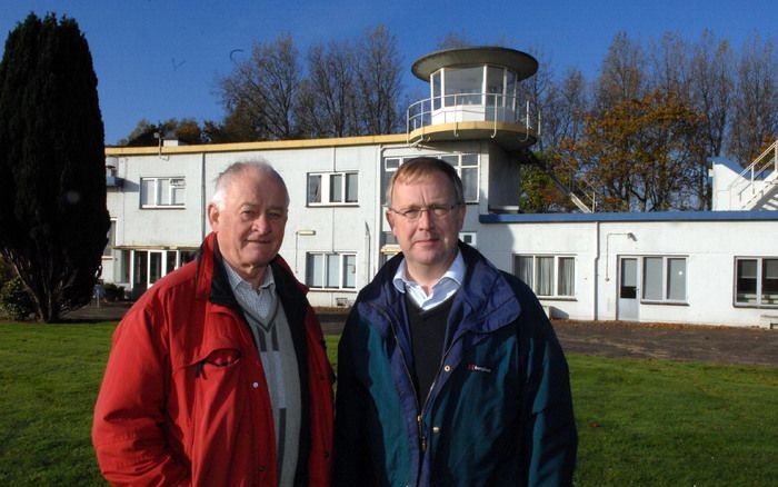 DEN HAAG – Het oude luchthavengebouw van Ypenburg zou een ideale locatie zijn voor een museum, zeggen Wil van Mil (l.) en Henk Kronenberg. De beide initiatiefnemers willen er een expositie inrichten over de prehistorie, de oorlogsjaren en de recente nieuw