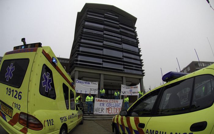 VLISSINGEN – Voor het stadhuis van Vlissingen voerde ambulancepersoneel gistermiddag actie. In diverse ge meenten in Zeeland eisen de vervoerders geld voor de noodlijdende ambulancedienst. Door mismanagement van de vorige directeur balanceert het RAVZ (Re