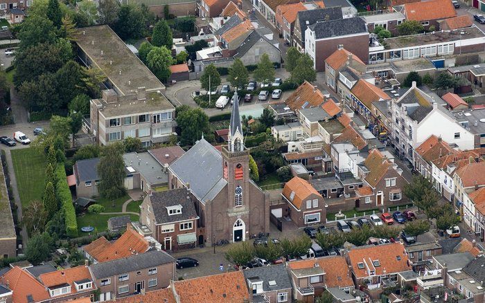 De Provinciale Zeeuwse Courant berichtte in 1858 over het leggen van de eerste steen van de kerk te Arnemuiden. „Tot in den avond bleef een groot gedeelte der vergadering onder genoeglijke gesprekken bijeen, terwijl bij het einde dezer bijeen komst, nog e