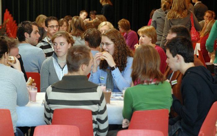 RIJSSEN – In de Sionskerk te Rijssen werd vrijdag en zaterdag de derde Rijssense JongerenDag gehouden. Het thema van de tweedaagse bijeenkomst was: ”Wat van de Heere is... De (K)kerk gisteren, vandaag en in de toekomst.” Foto: Michiel van de Velde