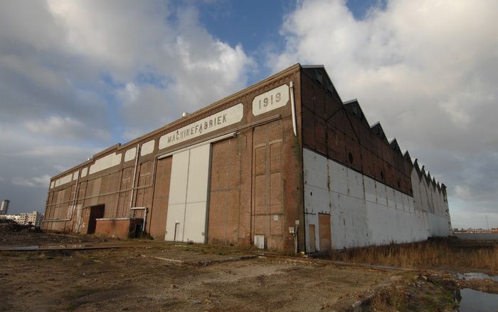 VLISSINGEN – Donkere wolken pakken zich samen boven de oude machinefabriek in Vlissingen. De gemeenteraad neemt vanavond een besluit over het voortbestaan van het beeldbepalende gebouw. Foto’s Jaap Wolterbeek