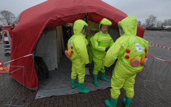 NIEUWDORP – Het Zeeuwse Nieuwdorp was maandag toneel van een nucleaire rampenoefening. Het Nucleair Biologisch Chemisch steunpunt Rotterdam Rijnmond, een gespecialiseerd team van hulpverleners, oefende op het ontsmetten van slachtoffers. Hulpverleners in 