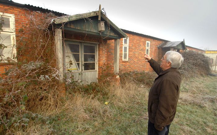 WESTKAPELLE – Eigenaar Ko Houmes op het terrein van het voormalige Molukse kamp in Westkapelle. Houmes zou het vervallen kampgebouw graag laten vervangen door een bedrijvencomplex. „Een museum zou mensen weer terugtrekken in die negatieve, emotionele sfee