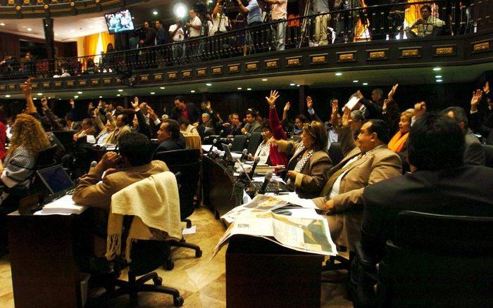 CARACAS - Het Venezolaanse parlement heeft woensdag ingestemd met een grondwetswijziging waarbij het mogelijk wordt dat president Hugo Chàvez onbeperkt wordt herkozen. Foto EPA