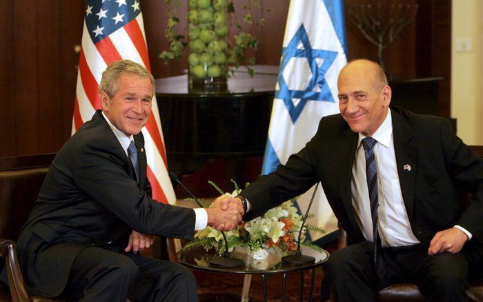 „George Bush wist vanaf het begin dat de Joden in het algemeen niet op hem zouden stemmen, maar toch was hij steeds een voorvechter van de Joodse zaak.” Foto: Bush op bezoek bij de Israëlische premier Olmert in mei 2008. - Foto EPA