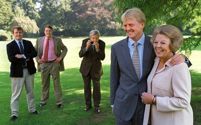 Een ontspannen moment tijdens de fotosessie van de koninklijke familie in 1999. De afbeelding is te zien op de tentoonstelling ”Een koninklijk fotoalbum. Deel 10” in Paleis Het Loo. Foto Paleis Het Loo