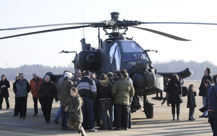 GILZE – Inwoners van de Tieler- en Bommelerwaard waren vrijdag te gast op vliegbasis Gilze-Rijen. In december 2007 veroorzaakte een Apachehelikopter een grote stroomstoring in het gebied door een hoogspanningskabel kapot te vliegen. Defensie gaf gisteren 