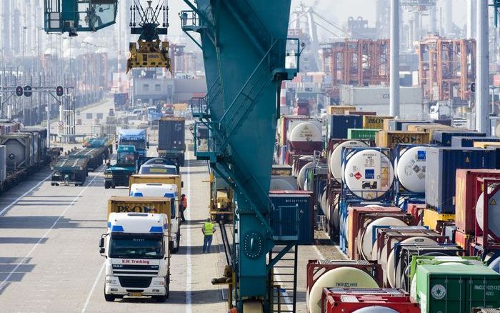 AMSTERDAM (ANP) – De transportsector in handelsland Nederland wordt hard geraakt door de afkoeling van de wereldeconomie. Foto ANP