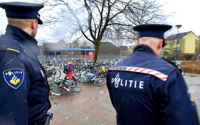 WEESP (ANP) – De bedreigingen aan het adres van enkele basisscholen zijn in Weesp het gesprek van de dag. Bij de scholen zit de schrik er goed in. Verscheidene scholen houden alle deuren behalve de hoofdingang dicht en sommige ouders hielden hun kinderen 