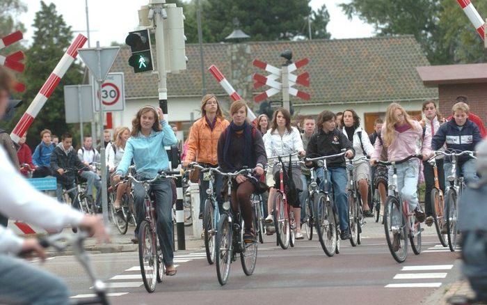 Foto: scholieren op weg naar het Calvijn College in Goes. Foto Willem Mieras