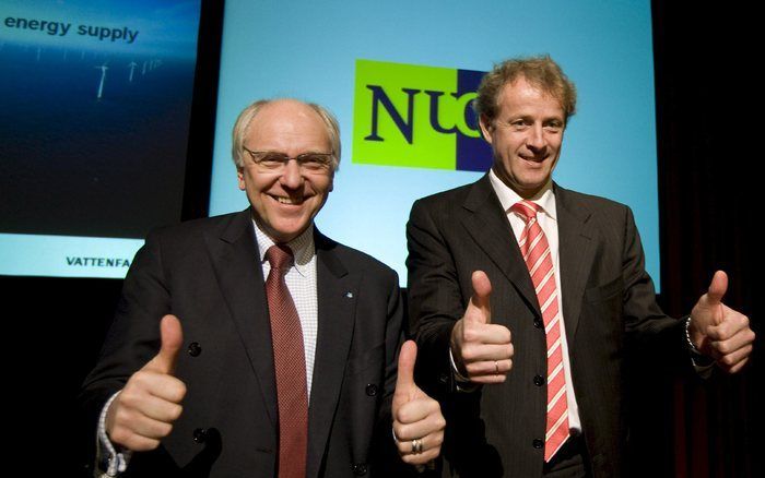 AMSTERDAM – Nuontopman Oystein Loseth (r.) en zijn collega Lars G. Josefsson van Vattenfall maandag na een persconferentie in Amsterdam. Energieconcern Nuon komt op termijn helemaal in handen van het Zweedse Vattenfall. Het energieconcern heeft 8,5 miljar