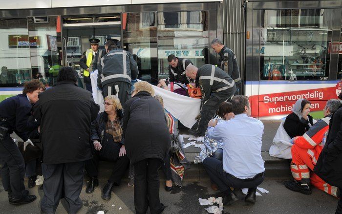 In Rotterdam–West zijn woensdagmiddag door een botsing tussen twee trams 29 personen licht gewond geraakt. Tien personen kwamen er minder goed af, zij liepen nekklachten of botbreuken op en zijn naar het ziekenhuis gebracht. Foto ANP