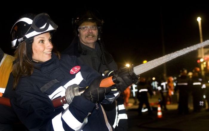 Prinses Aimee neemt vrijdagavond deel aan een oefening van de vrijwillige brandweer in Rozenburg in het kader van Make a Difference Day. Foto ANP