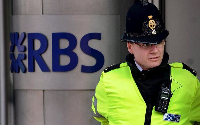 LONDEN (ANP/RTR/AFP) – Royal Bank of Scotland (RBS) schrapt de komende twee jaar maximaal negenduizend banen. De helft daarvan verdwijnt in Groot–Brittannië. Dat heeft de bank dinsdag bekendgemaakt na overleg met de vakbonden. Foto EPA