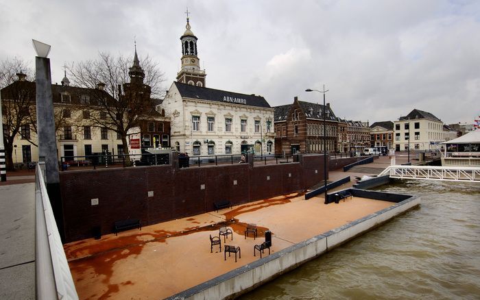 KAMPEN - De waterkering langs de IJssel bij Kampen.De middeleeuwse stadsmuur van Kampen heeft een van haar oude functies herwonnen. De muur is onderdeel van een recent voltooide waterkering om de stad tegen overstromingen te beschermen. Rechts naast de br