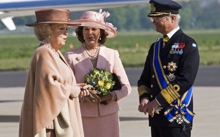 Koning Carl XVI Gustaf en koningin Silvia van Zweden worden dinsdag na hun aankomst op Rotterdam Airport verwelkomd door koningin Beatrix. Het Zweedse koninklijk paar brengt een driedaags staatsbezoek aan Nederland. ANP