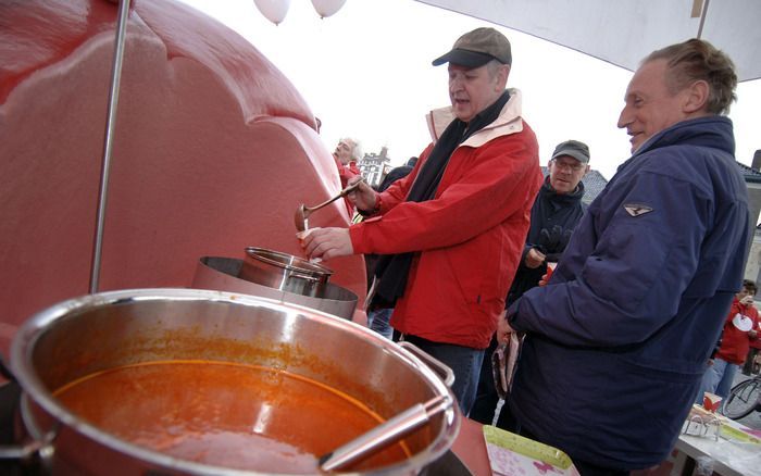 NAALDWIJK – Een ketel van 27 kubieke meter staat klaar om er 16.000 liter soep in te maken. Met verse tomaten, prei, ui en andere groenten wil de gemeente Westland het wereldrecord van de grootste hoeveelheid tomaten-groentesoep op haar naam schrijven. Fo