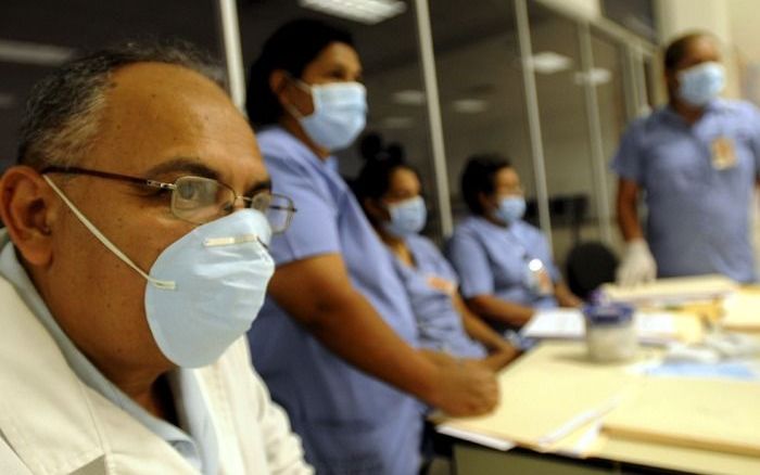 Op de luchthaven van Honduras worden passagiers goed gecontroleerd op de Mexicaanse griep. Foto EPA