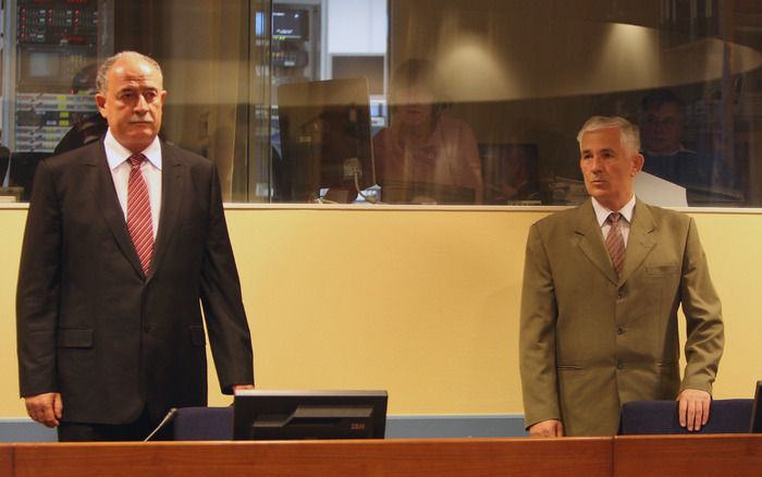 DEN HAAG - JNA-officier Mile Mrksic (R) en zijn kompaan Veselin Sljivancanin dinsdag in de rechtszaal van het Joeslavie-Tribunaal in Den Haag voorafgaand aan de uitspraak in de zaak-Vukovar. Foto ANP