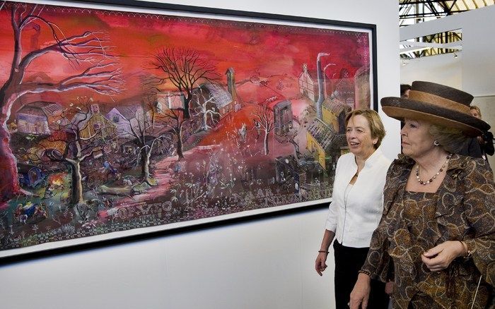 AMSTERDAM - Koningin Beatrix loopt samen met Anneke Oele (l, directeur Art Amsterdam) langs een schilderij van Jantien Jongsma. Foto ANP