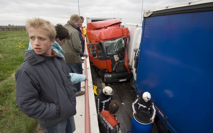 De A4 bij Hoofddorp richting Den Haag is vrijdag iets na 13.00 uur afgesloten na een kettingbotsing. foto ANP