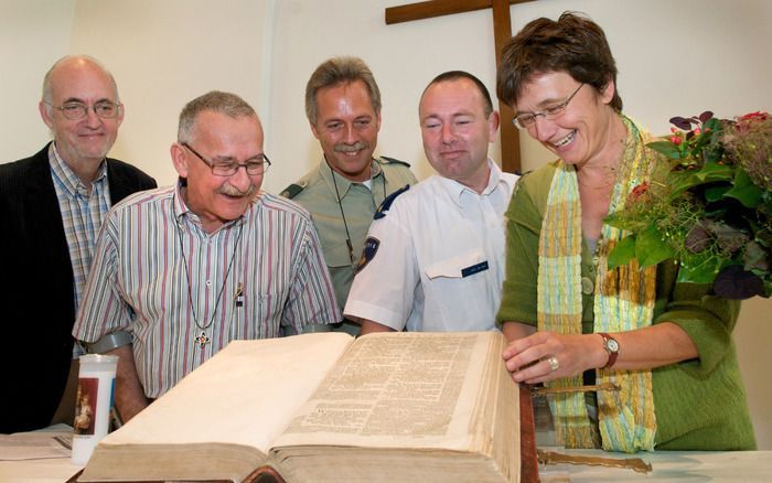 DIDAM – De gestolen Statenbijbel uit 1636 is woensdagmorgen door de politie overhandigd aan de protestantse gemeente in Didam. Tegen een 31-jarige Doetinchemmer is een proces-verbaal opgemaakt. Foto Marc Pluim