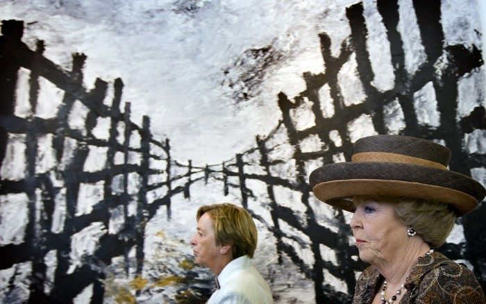 Koningin Beatrix is een groot liefhebber van moderne kunst. Vanuit haar ambt, maar ook privé besteedt ze er graag tijd aan. Foto: de koningin passeert tijdens een bezoek aan de kunstmanifestatie Art Amsterdam eerder deze maand een schilderij van Jantien J