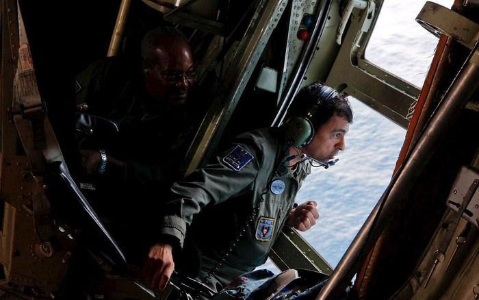 Een militair van de Braziliaanse luchtmacht speurt naar wrakstukken van de Airbus. Foto EPA