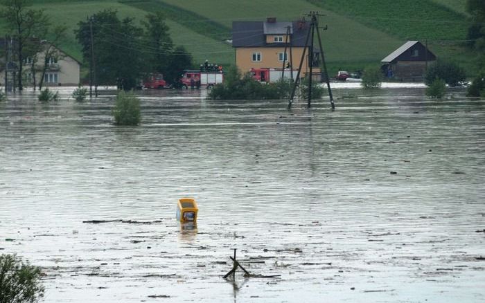 De rivier Wielopolka in Polen is buiten zijn oevers getreden. Foto EPA