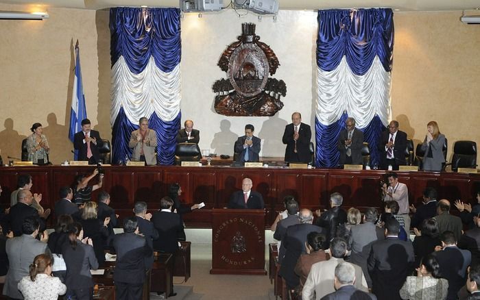 TEGUCIGALPA - De Hondurese interim–president Roberto Micheletti (midden) spreekt het nationaal congres van Honduras toe. Foto EPA