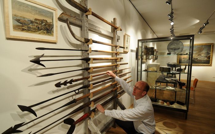 HARLINGEN – Conservator Hugo ter Avest van museum Het Hannemahuis in Harlingen bij een aantal harpoenen. Foto Frans Andringa