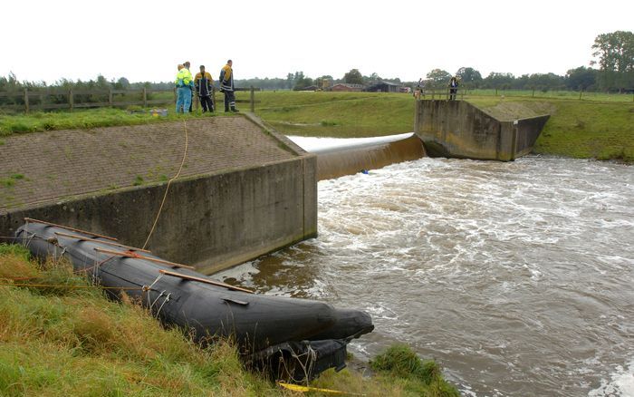 REKKEN - Bij een overlaat in de rivier de Berkel stortte een vlot met daarop achttien medewerkers van het Kruidvat 1,5 meter naar beneden. Twee personen verdronken daarbij. Foto ANP