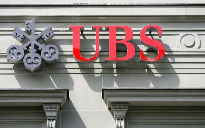 ZURICH - UBS heeft het afgelopen kwartaal last gehad van klanten die hun geld weghalen bij het Zwitserse bankconcern. Klanten zijn angstig geworden omdat de Verenigde Staten alles uit de kast halen om van UBS de namen te krijgen van Amerikaanse rekeningho