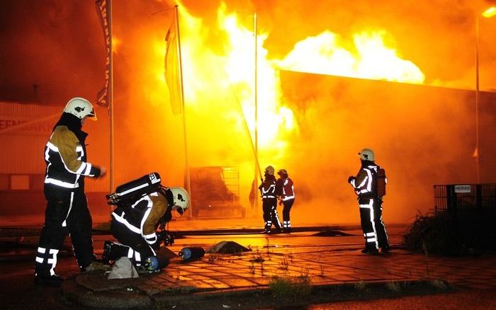 HOORN – Door een brand aan de Dr. Van Aalstweg in Hoorn is in de nacht van maandag op dinsdag een filiaal van meubelbedrijf Leen Bakker in vlammen opgegaan. Door de inzet van extra manschappen wist de brandweer te voorkomen dat het vuur oversloeg naar een