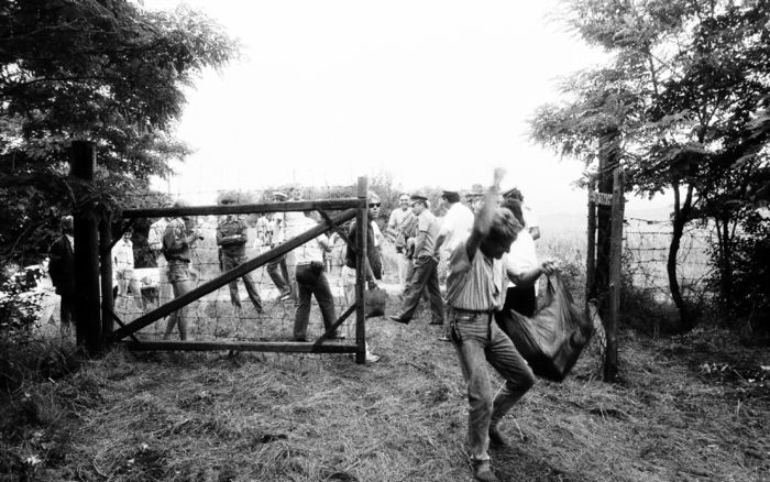 SOPRONPUSZTA – Honderden Oost-Duitse vluchtelingen in Hongarije grepen op 19 augustus 1989 de kans en vluchtten in het kielzog van de ”Pan-Europa-Picknick” de grens over. Foto's EPA