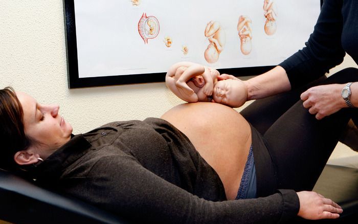 BRUSSEL – Een werkgroep van gezondheidsexperts van de EU–landen adviseert alle zwangere vrouwen, gezondheidswerkers en alle mensen met chronische ziekten als eersten te vaccineren tegen Mexicaanse griep. Foto ANP