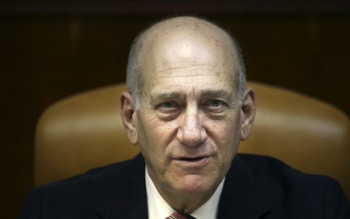 JERUZALEM – Ehud Olmert is de eerste Israëlische oud-premier die wegens corruptie voor de rechter moet verschijnen. Twee voormalige ministers zijn deze week aan hun gevangenisstraf begonnen. Justitie in Israël lijkt zich de afgelopen tijd harder op te ste