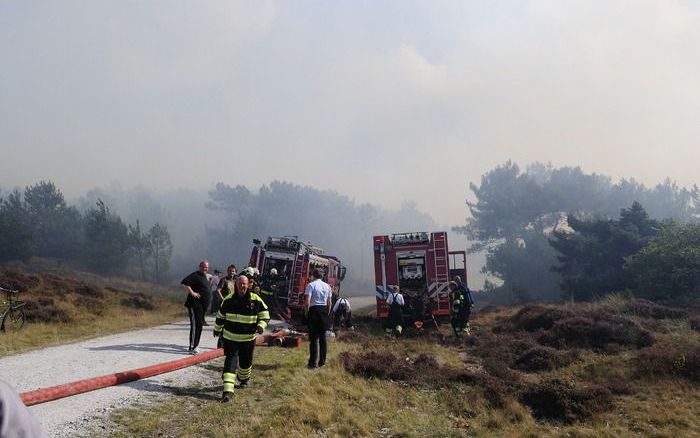 SCHOORL – Bij de grote bos– en heidebrand eind augustus in Schoorl werd de brandweer bijna ingesloten door het vuur. Dat kwam doordat – waarschijnlijk als gevolg van brandende dennennaalden – her en der vuurhaarden ontstonden. Foto ANP