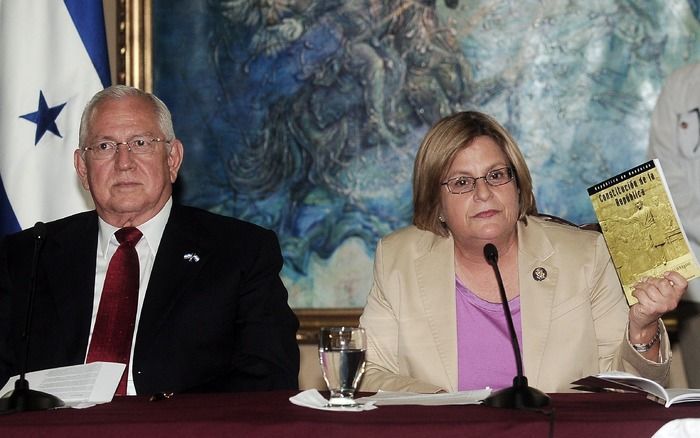 TEGUCIGALPA – De Hondurese interim–president Roberto Micheletti (l.) is bereid zijn ambt op te geven. Hij stelt wel de voorwaarde dat het afgezette staatshoofd Manuel Zelaya niet langer aanspraak op het presidentschap maakt. Foto EPA