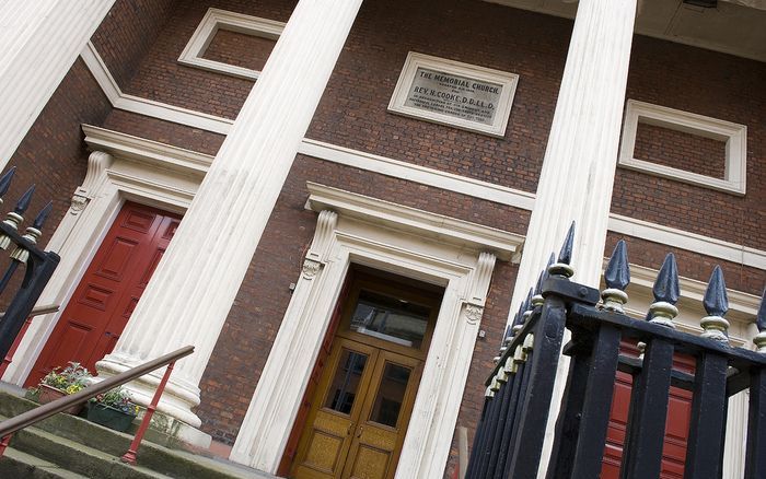 In de kerk van dr. Henry Cooke in Belfast vonden opwekkingsbijeenkomsten plaats. Dr. Cooke was dankbaar dat de Heilige Geest de hof van de kerken in Ulster doorwaaide. Foto Van Valen.