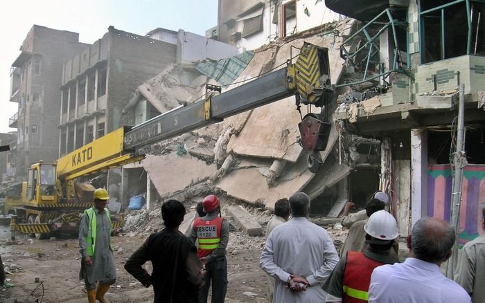 Reddingswerkers aan het werk in het Pakistaanse Peshawar. Foto EPA