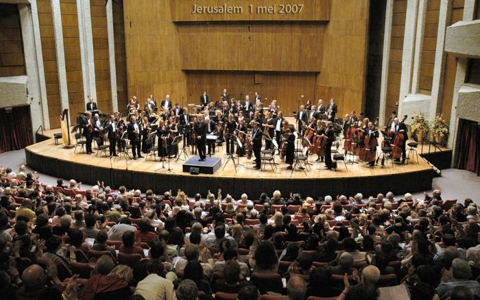 Tijdens een tournee in 2007 door Israël gaf het Hineni Symfonie Orkest een uitverkocht concert in het Jerusalem Theatre in Jeruzalem. Foto’s Hineni