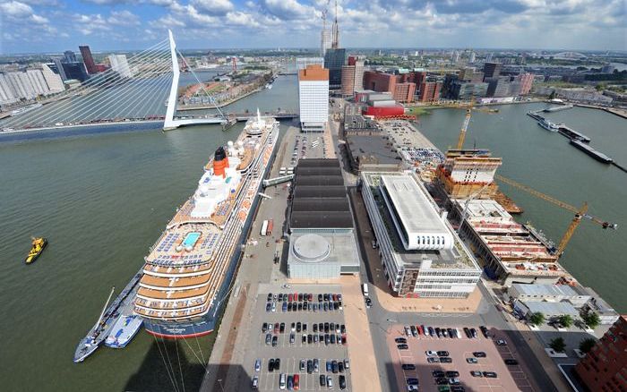 ROTTERDAM – De Rotterdamse haven verlaagt volgend jaar in verband met de wereldwijde economische recessie de tarieven voor het zee- en binnenhavengeld met 5 procent. Dat heeft het Havenbedrijf Rotter­dam dinsdag bekendgemaakt. Foto ANP