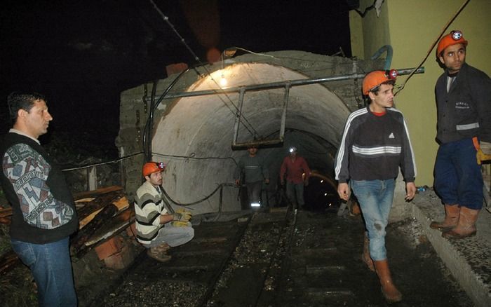 Mijnwerkers en reddingsdiensten in de Turkse mijn. Foto EPA