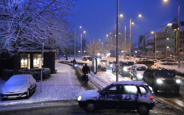 LEEUWARDEN – Winterse taferelen donderdagmorgen in Leeuwarden. Sneeuwval zorgde ervoor dat duizenden Friezen niet of niet op tijd op hun werk of school arriveerden. Door sneeuw en gladheid was het vanochtend in het hele land zeer druk op de weg. Met meer 