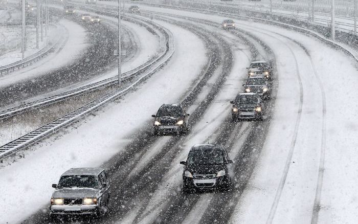 DEN HAAG– Nederland zet zich dinsdagavond weer schrap voor winterweer. Het KNMI waarschuwt dat het midden en noorden van het land in de namiddag en avond te maken krijgen met winterse buien. Vooral in de noordelijke provincies kan dit resulteren in een pa