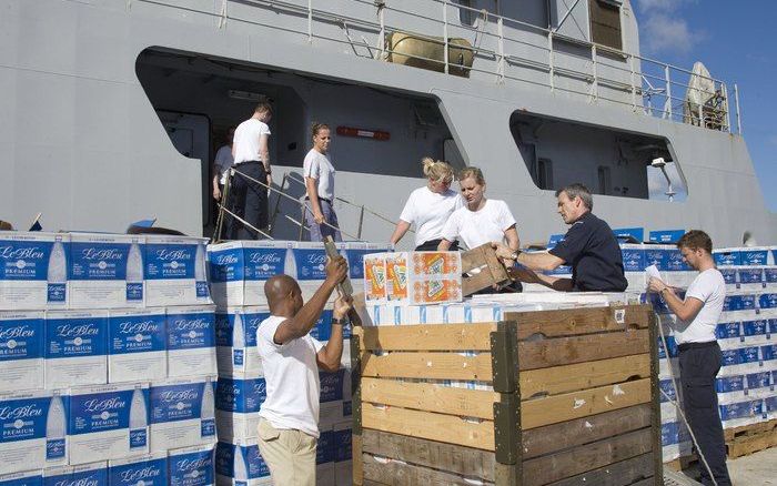 DEN HAAG – De hulpgoederen die het Nederlandse marineschip Hr. Ms. Pelikaan aan boord heeft, kunnen nog niet worden verspreid in Haïti. Het is de bemanning maandag gelukt om aan te meren aan een kade in de haven en wat spullen van boord te halen, maar het