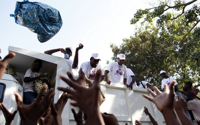 In het ontwrichte Haïti grijpen criminelen en plunderaars nu hun kans. Foto EPA.